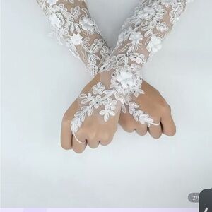 Elegant White Floral Lace Gloves